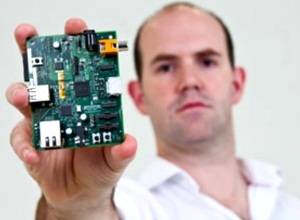 Засновник Raspberry Pi Ебен Аптон з одноплатником 1 покоління